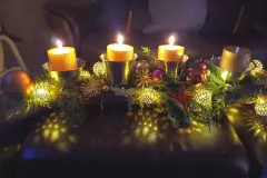 Adventskranz und Gestecke aus dem eigenen Garten