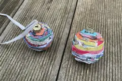 Weihnachtskugeln aus Papier basteln