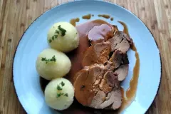 Putenrollbraten in Schwarzbierso&szlig;e