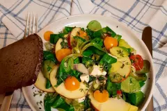 Feldsalat mit Avocado, Apfel und Physalis