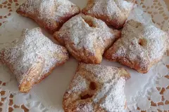 Bl&auml;tterteig-Pfirsich-H&auml;ppchen