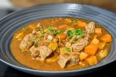 Eintopf mit Rindfleisch aus der Hei&szlig;luftfritteuse