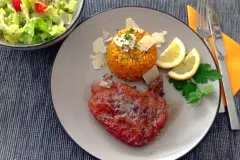 Kotelett nach Mail&auml;nder Art mit Safranrisotto