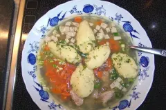 Gefl&uuml;gelsuppe mit Grie&szlig;nockerl