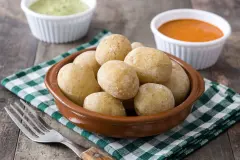 Papas arrugadas & Mojos &ndash; Kanarische Runzelkartoffeln mit Sauce