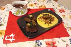 Kartoffel-Sellerie-P&uuml;ree mit Hackfleischb&auml;llchen