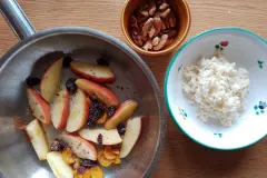 Hirsefr&uuml;hst&uuml;ck mit karamellisiertem Apfel, Kumquat und Waln&uuml;ssen