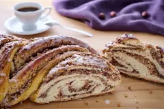 Hefezopf mit Nussf&uuml;llung &ndash; nach Omas Rezept