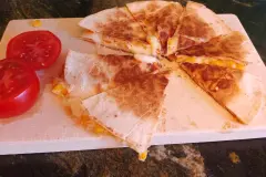 Quesadillas &ndash; Tortilla Ecken mit Mais und K&auml;se gef&uuml;llt