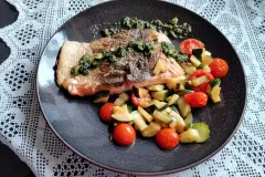 Lachs kross gebraten mit Gem&uuml;se