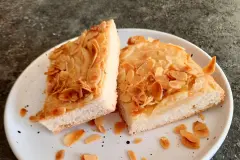 Butterkuchen mit Mandeln und Apfelspalten