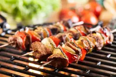 Gem&uuml;se-Fleisch-Spie&szlig;e vom Grill