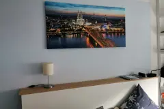 Nachttisch Alternative: Stauraum hinter dem Bett nutzen