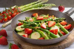 Bunte Gem&uuml;sepfanne mit gr&uuml;nem Spargel und Erdbeeren