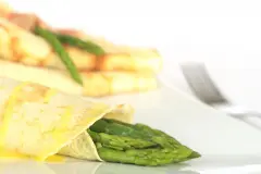 Spargel im Cr&ecirc;pe-Mantel