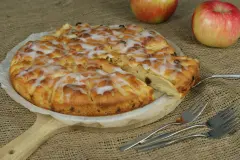 Gedeckter Apfelkuchen mit Rum-Rosinen und Guss