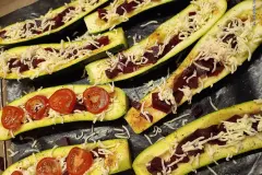 Rote-Beete-W&uuml;rfel auf Zucchini