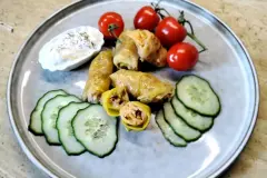 Gef&uuml;llter Porree mit Joghurt Dip
