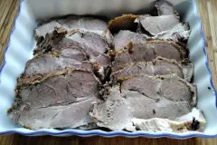 Schweinebraten mit Senfkruste und Bierso&szlig;e