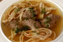 Fl&auml;dlesuppe mit Leberkl&ouml;&szlig;chen