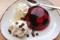 Dessert mit Beeren und Vanilleeis