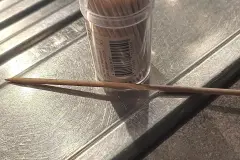 Schmale Fugen reinigen mit Zahnstocher