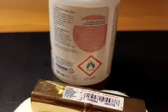 Nagellackentferner beseitigt Klebeetiketten