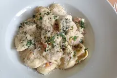 Tortelloni mit Speck-Sahne-So&szlig;e