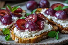 Crostini mit Ziegenk&auml;se-Basilikum-Creme und Zwetschgen