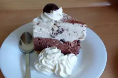 Paradiescreme-Schnitte mit Kirschen
