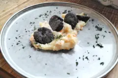 Kartoffel-Karotten-Stampf mit panierter Speckwurst
