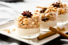 Bratapfel-Crumble auf Zimtcreme