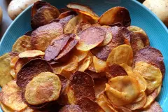 Knusprige Kartoffelchips mit Paprika