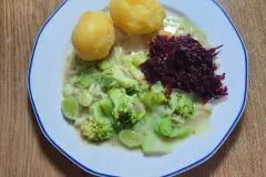 Lauchgem&uuml;se mit Brokkoli, Kartoffeln und Rotkraut