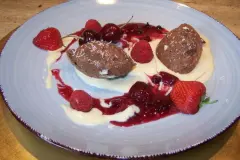 Mousse au Chocolat mit wei&szlig;er Schokoladen-So&szlig;e & Fr&uuml;chten