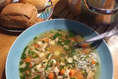 Gem&uuml;sesuppe mit H&uuml;hnchen