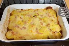 Gratin mit Kartoffeln, Rosenkohl, Roter Bete und Pastinake