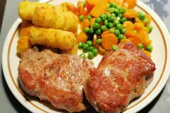 Schweinelendchen mit Kroketten und Erbsen-M&ouml;hren-Gem&uuml;se