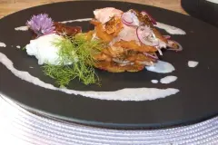 Kartoffelpuffer mit ger&auml;uchertem Lachs und Meerrettichschaum