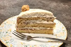 Nuss-Sahne-Torte mit Himbeermus und Giottos