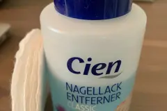 Getrockneten Lack von der Haut entfernen