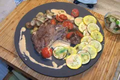 Rib-Eye-Steak an pikanter So&szlig;e