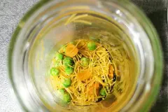 Schnelle Nudelsuppe im Glas zum Mitnehmen