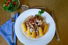 Schweinelende im Speckmantel mit Champignonrahmso&szlig;e