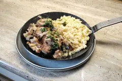 Schweinelende mit Sp&auml;tzle und Pilzso&szlig;e