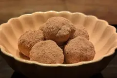 Gef&uuml;llte Schokokugeln aus Mandelmilch-Resten