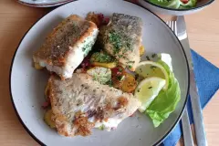 Hamburger Pannfisch mit Senfsauce und Bratkartoffeln