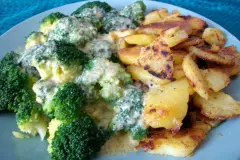 Brokkoli mit Sauce Hollandaise und Bratkartoffeln