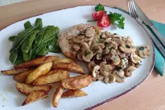 J&auml;gerschnitzel mit Kartoffeln und Gem&uuml;se