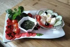 Burrata mit Tomaten, Oliven&ouml;l & Pesto